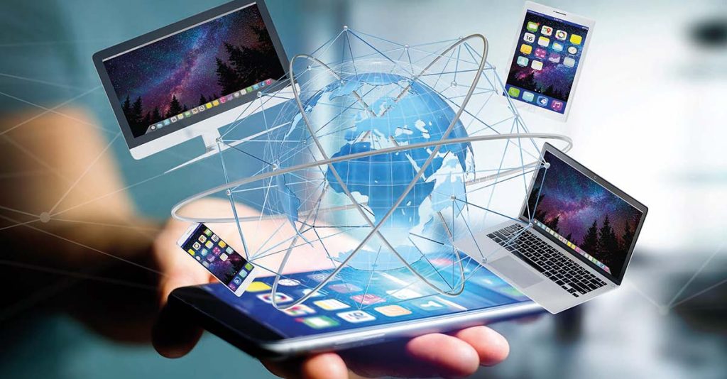 Una mano regge uno smartphone con schermi digitali, un mappamondo e collegamenti in rete, evidenziando l'intelligenza artificiale nella tecnologia.
