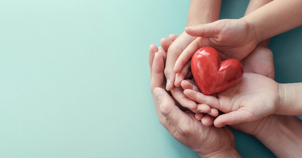 immagine di mani che tengono un cuore come antidoto al'indifferenza